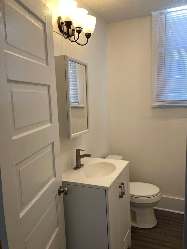 Building Photo - Two bedroom House For Rent S. Floyd Street