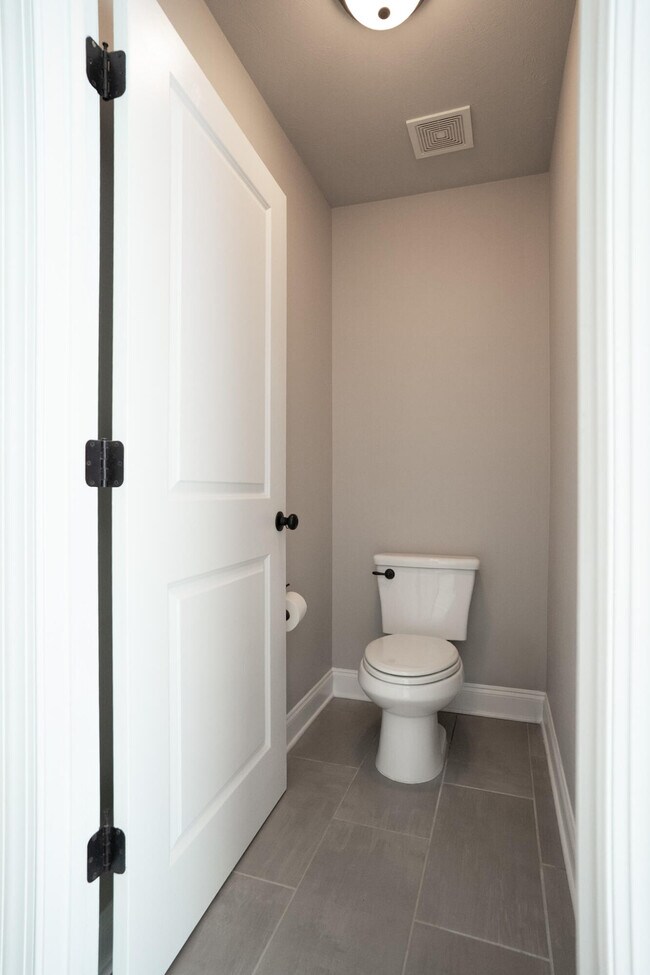 Building Photo - 657 Tree Top Trl