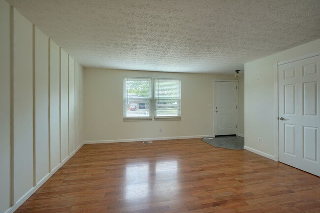 Building Photo - 651 Dovalon Pl