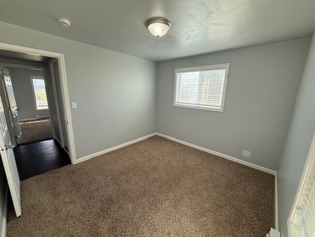 Building Photo - 3 Bedroom Farm Home for Rent Dundee OR