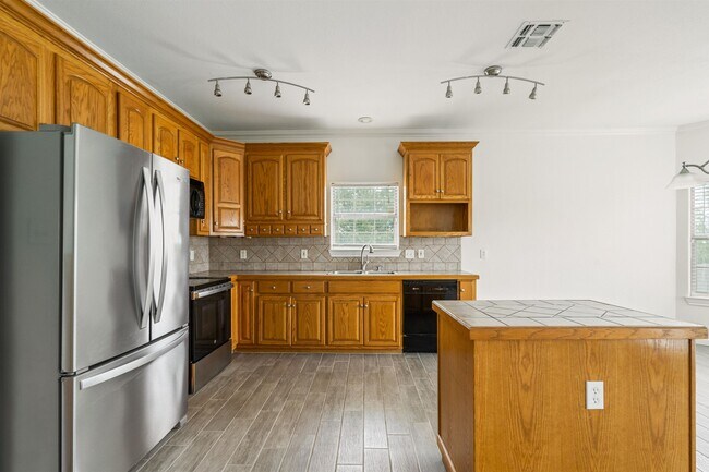 Building Photo - 104 Painted Rock