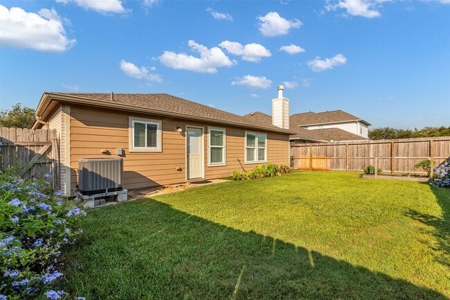 Building Photo - 1608 Pointe Leone