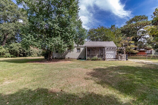 Building Photo - CHARMING 2 Bedroom/1 Bathroom w/ Bonus Roo...