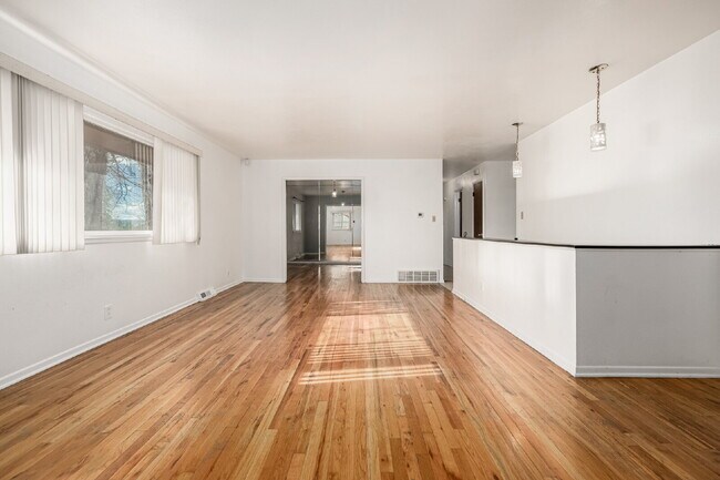 Building Photo - Great 3 Bed 3 Bath Hilltop Home for rent.