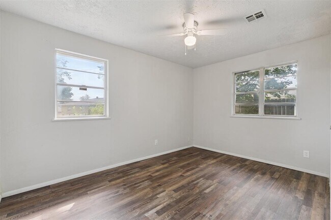Building Photo - 2328 S Krowse Ave