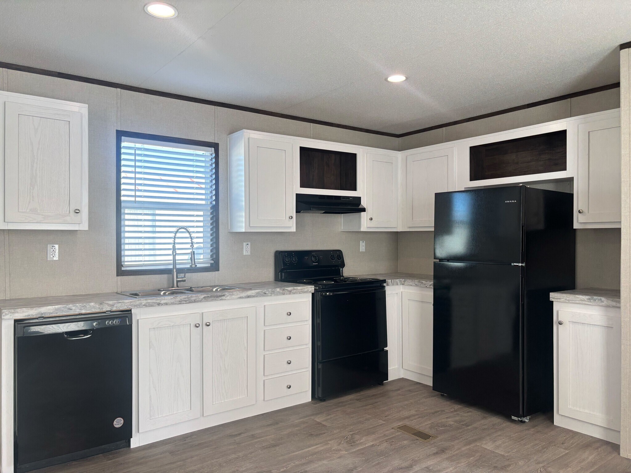 Building Photo - 204 Linda St