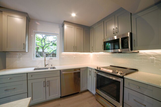 Building Photo - Newly Updated Two Story Home!