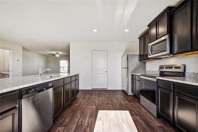 Building Photo - 525 Riverdale Cove