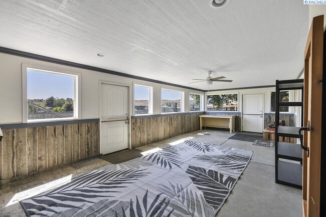 Building Photo - 141 S Travis Ln