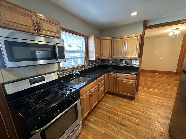 Primary Photo - 258 Lexington St