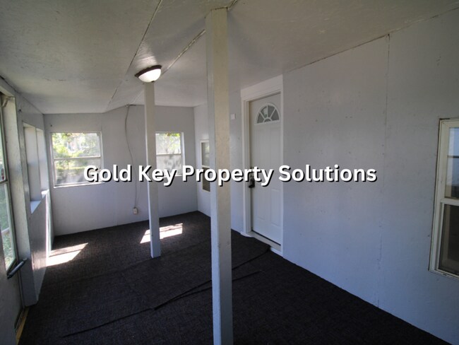 Building Photo - Nicely Updated 2 BR 1 BA House with New Fl...