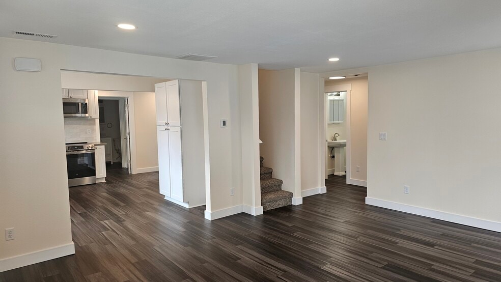 Building Photo - 255 Southview Pl S