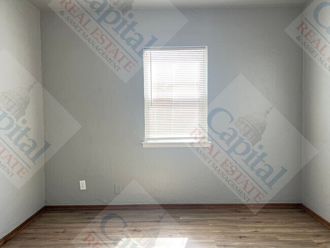 Building Photo - Charming 2 Bedroom
