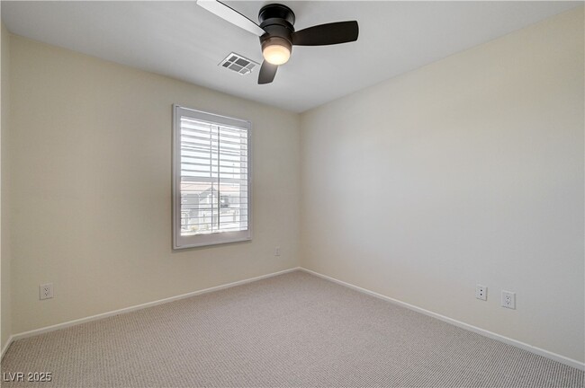 Building Photo - 25 Lone Cove Ct