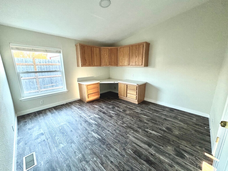 Office - 3204 Locust Ave