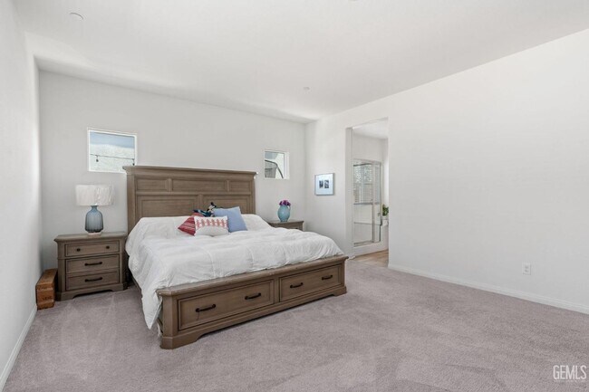 Building Photo - 4 Bed 2 Bath