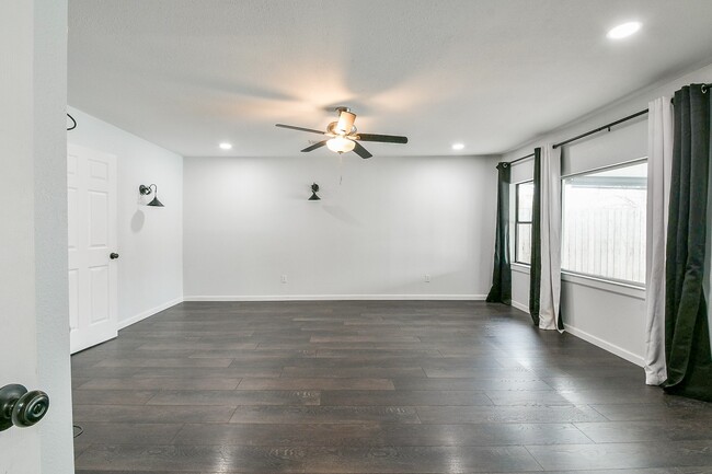 Building Photo - 6002 Greenmont Dr