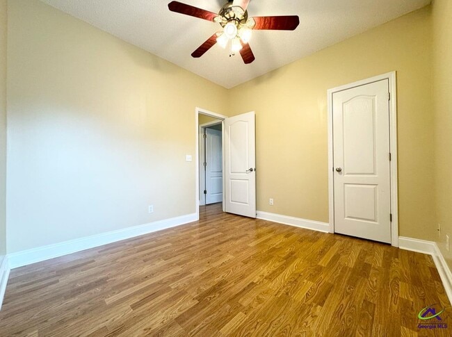 Building Photo - 701 Victoria Cir