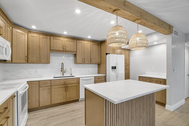 Building Photo - 1575 SW Silver Pine Way