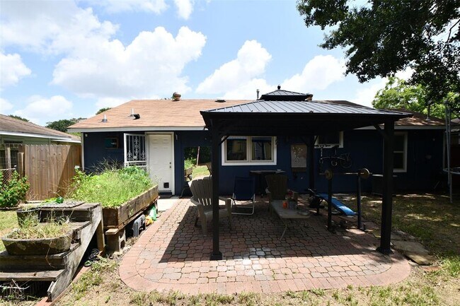 Building Photo - 3722 Yellowstone Blvd