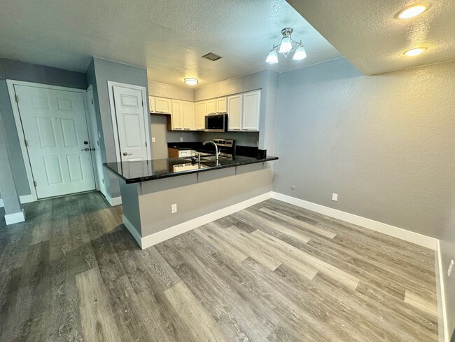 Building Photo - Cozy 2 Bedroom 1 Bathroom Condo Available ...