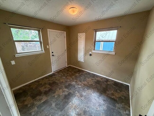 Building Photo - Spacious 3 bedroom 2 bath home
