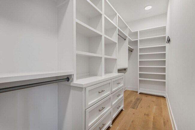 Building Photo - BEAUTIFUL CUSTOM BUILT HOME. 12 SOUTH ACRO...