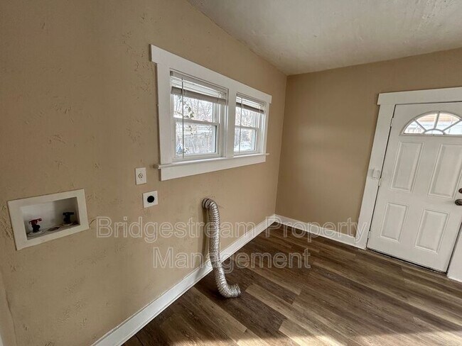 Building Photo - 168 Grove Ave