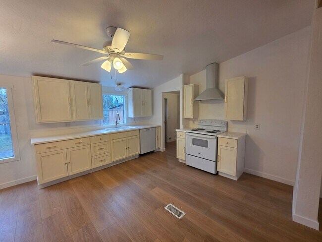 Building Photo - 32721 10th Ave