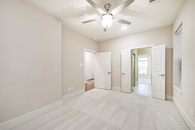 Building Photo - 5425A Hidalgo St