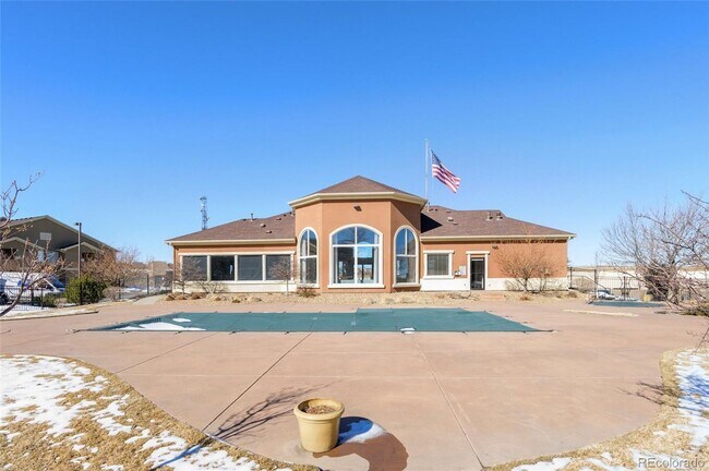 Building Photo - Like new gorgeous ground level Condo with Detached Garage and open floor plan.