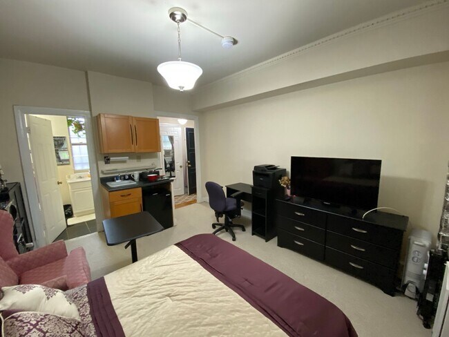 Building Photo - Have Breakfast at Tiffany's! Cozy Studio a...