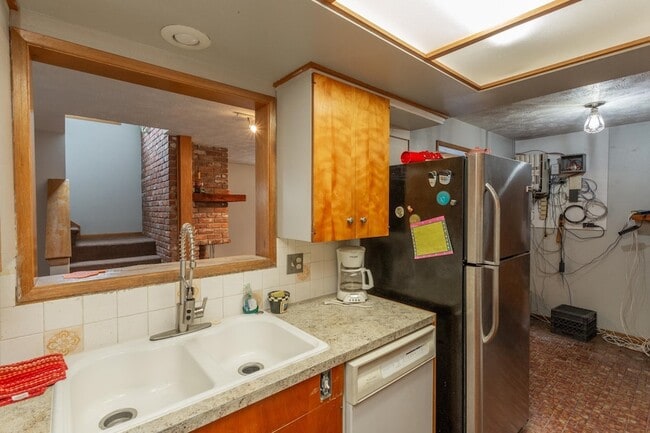 Building Photo - 10623 E Montgomery Ave