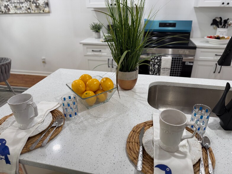 Building Photo - 3925 Pineshore Cir