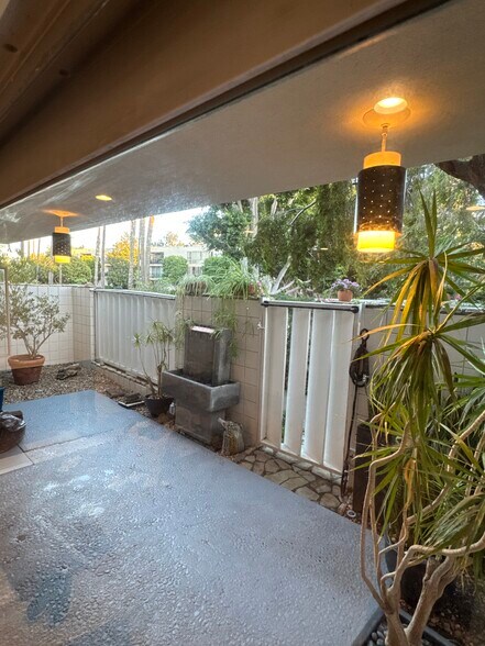 Patio - 241 S Barrington Ave