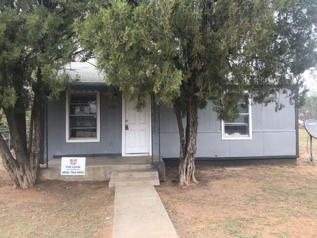 Building Photo - $0 First Month's Rent / $0 Deposit at Move-in