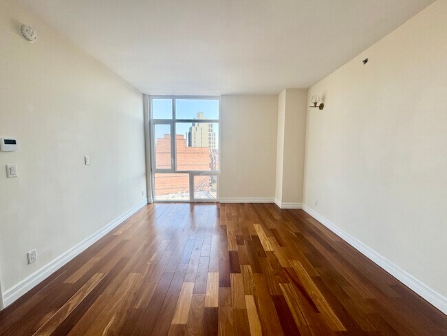 Building Photo - 61-18-18 Austin St