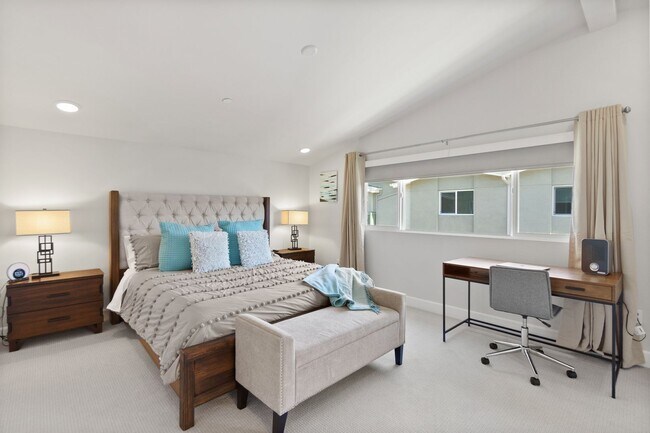 Building Photo - Carlsbad Townhome - 2 Blocks to the beach