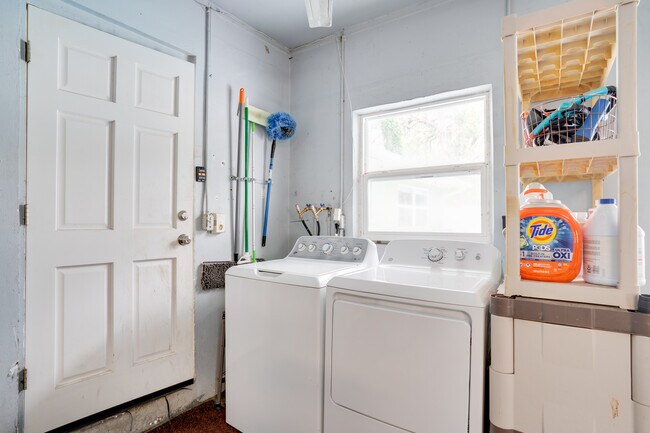 Building Photo - 2076 Burnice Dr