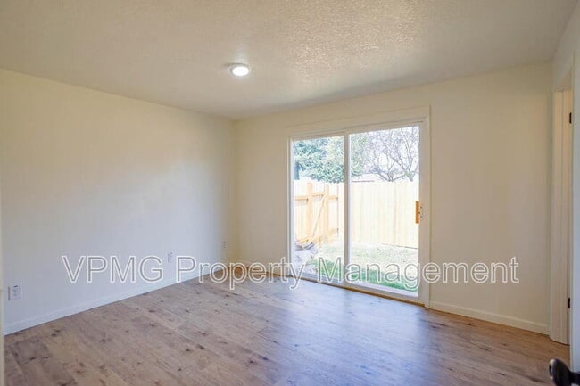 Building Photo - 10412 NE 71st St