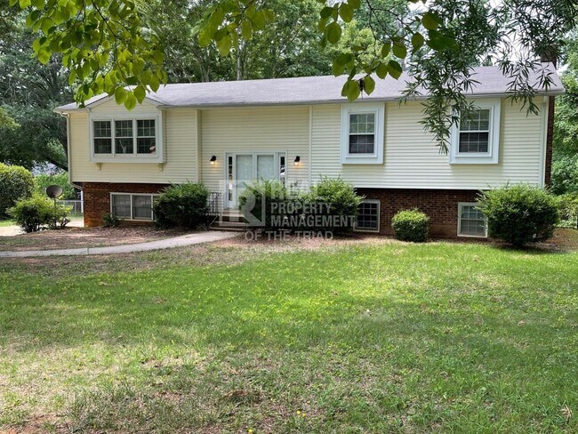 Building Photo - N Davidson Clemmons Home Friedburg Elem / ...