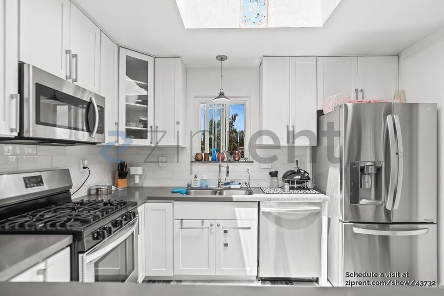 Building Photo - 5947 Southmont Ct