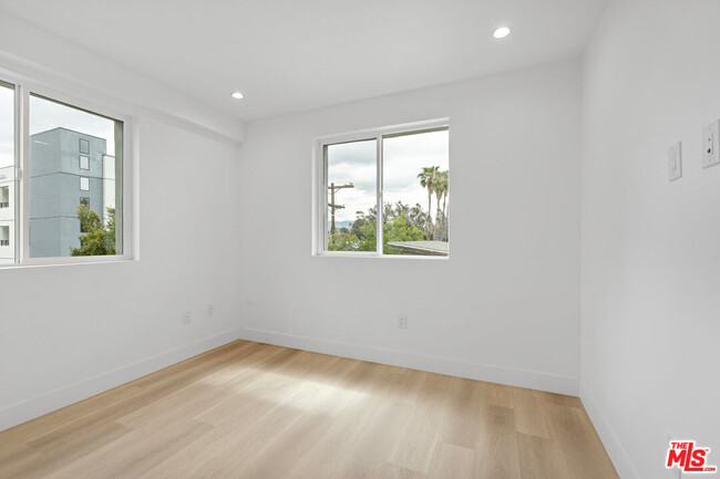 Building Photo - 10742 Hortense St