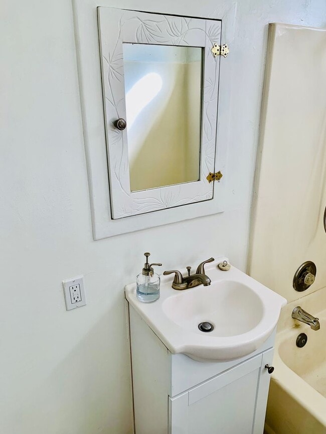 Building Photo - Spectacular location very close to the beach, San Clemente Pier and Del Mar Shopping Street!