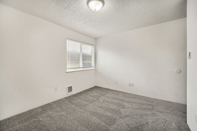 Building Photo - AVAILABLE NOW! MAY FREE!!! 2BR/2BA Condo – Awesome Location! Glossy Hardwoods, Granite Countertop...