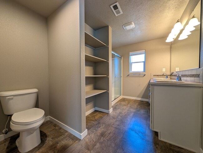 Building Photo - Beautiful 3-Bedroom, 2.5-Bath Home In the ...