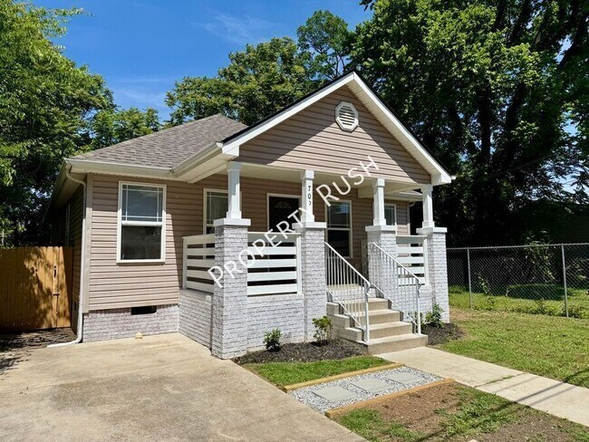 Building Photo - 709 N Holly St
