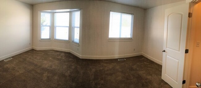 Building Photo - Spacious Townhome on Quiet Street
