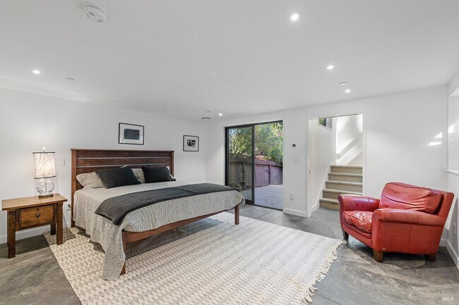 Building Photo - 15 Heuters Ln