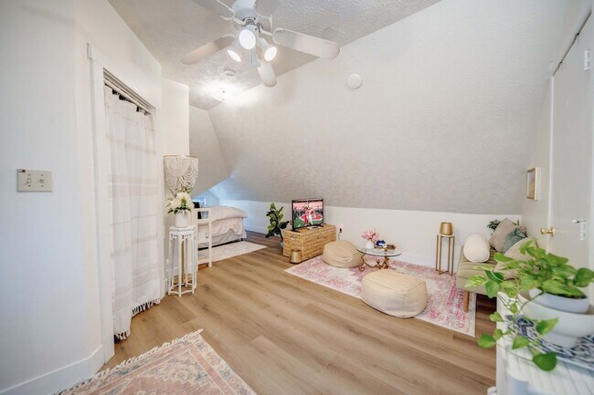 Building Photo - Massive 10 Bedroom Newly Renovated House P...